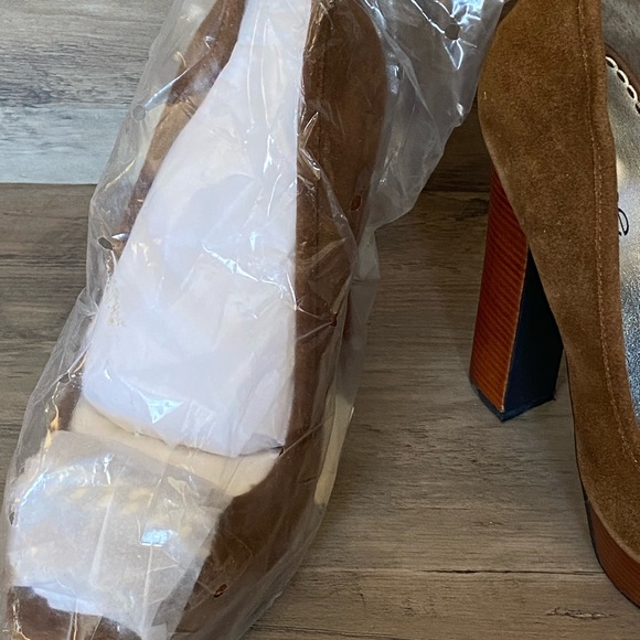 BeBe Platform Suede Heel - Picture 4 of 6